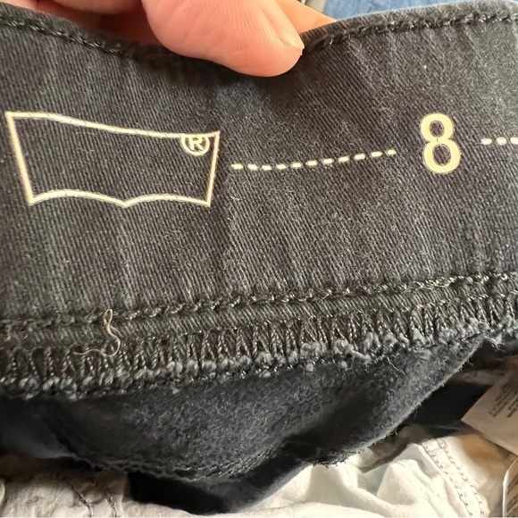 LEVI’S SKINNY JEGGINGS. Pull-on elastic wide waist w/5 pocket styling. Black. - Picture 6 of 7